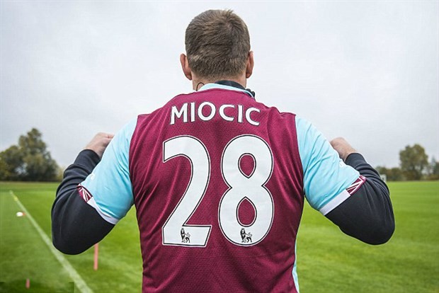 Chùm ảnh: Nhà vô địch UFC tấn công sao West Ham trên sân tập - Bóng Đá