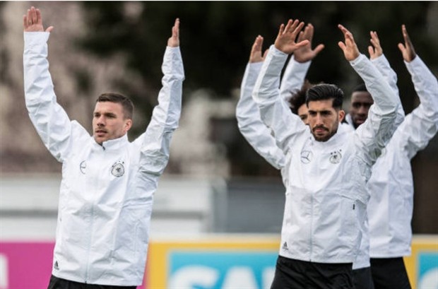 Từ họp báo đến sân tập, Loew 'bám không tha' Podolski - Bóng Đá