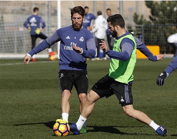 Ronaldo và Bale chia phe đối đầu trên sân tập của Real  - Bóng Đá