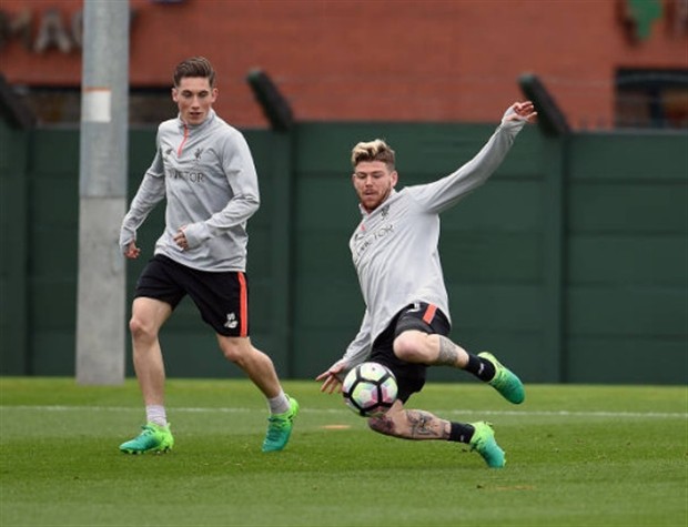 Học trò chăm chỉ tập luyện, Klopp lủi thủi đánh tennis một mình - Bóng Đá