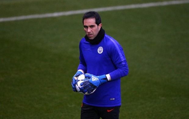 Mây đen phủ kín Etihad trong lúc Man City tập luyện - Bóng Đá