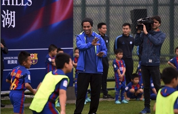 Chùm ảnh: Ronaldinho phờ phạt cả người khi tham gia lễ hội tại quê nhà - Bóng Đá