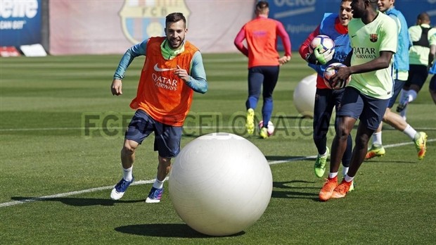 Messi phấn khích bên cạnh quả bóng khổng lồ  - Bóng Đá