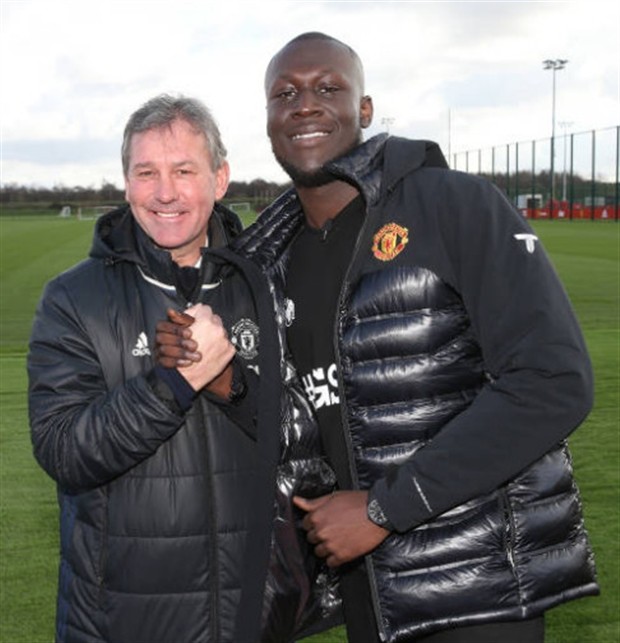 Chùm ảnh: Man Utd đón bạn quý của Pogba tại Carrington - Bóng Đá