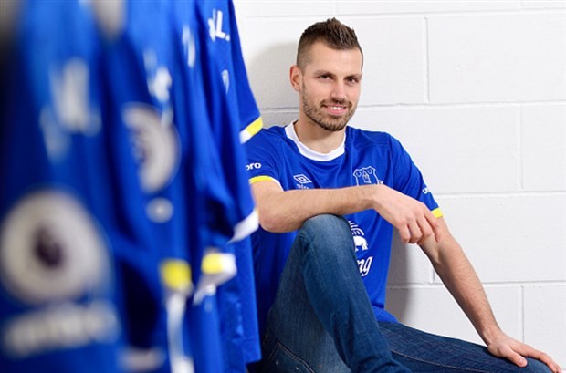 Chùm ảnh: Schneiderlin rạng ngời khoe màu áo mới - Bóng Đá