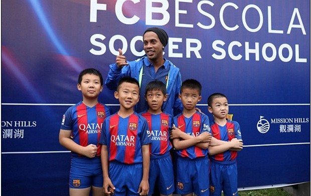 Chùm ảnh: Ronaldinho tận tình truyền nghề cho các sao nhí Trung Quốc - Bóng Đá