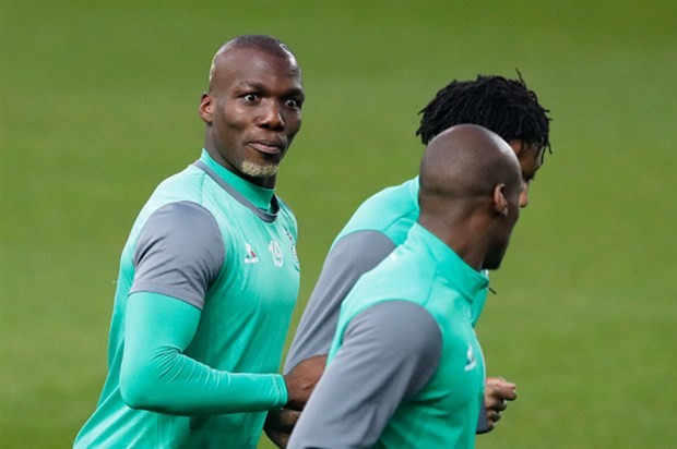 Chùm ảnh: Anh trai của Pogba phấn khích khi đặt chân tới Old Trafford - Bóng Đá