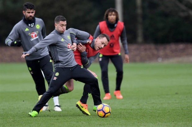 Mình Terry cân cả Hazard lẫn Costa trên sân tập - Bóng Đá
