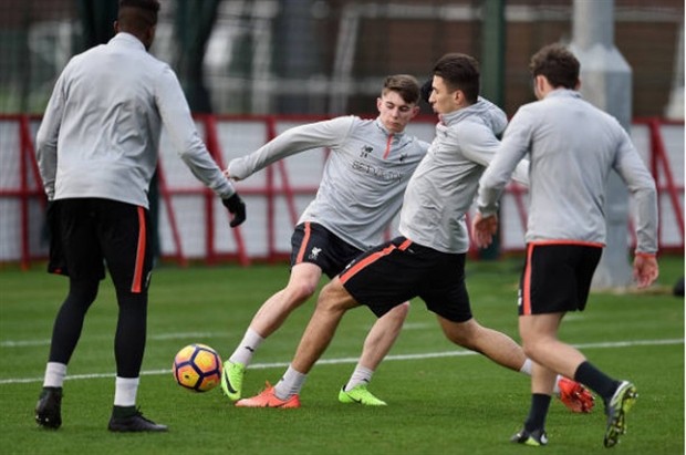 Chùm ảnh: Đối thủ gặp chuyện, Klopp tươi rói quan sát Liverpool tập luyện - Bóng Đá