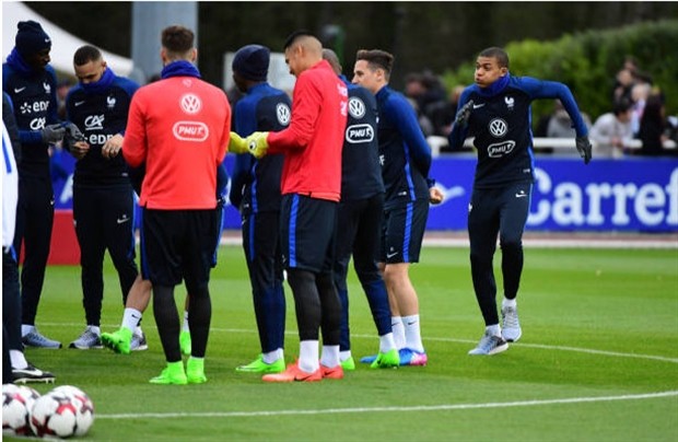 Đồng đội căng sức tập luyện, Griezmann vô tư tạo dáng chụp ảnh - Bóng Đá