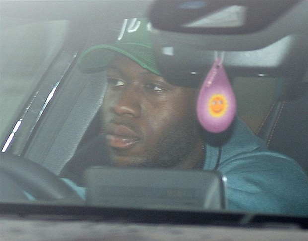 Tượng đài Dwight Yorke phóng siêu xe về thăm Quỷ Đỏ - Bóng Đá