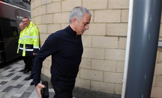 Mourinho đầy căng thẳng quan sát địa hình tại sân Riverside  - Bóng Đá