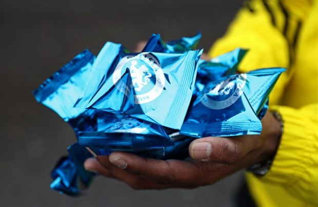 Mặc mưa, fan Chelsea sớm có mặt tại Stamford Bridge để chờ Arsenal - Bóng Đá