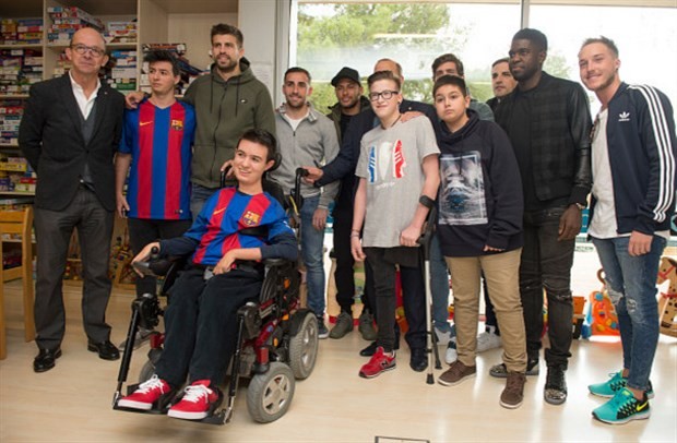 Dàn sao Barcelona giản dị đi phát quà cho fan nhân ngày đầu năm - Bóng Đá