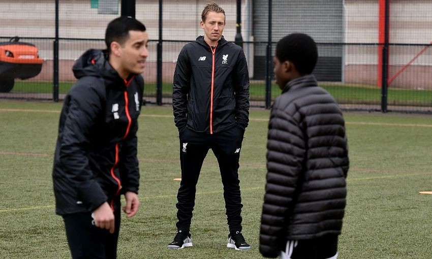 Chùm ảnh: Lucas phấn khởi khi được Gerrard trao quyền cầm quân - Bóng Đá