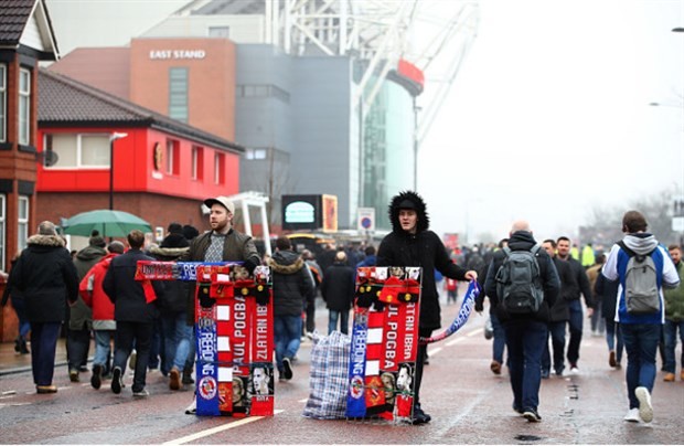 Khăn quàng của Jaap Stam đắt hàng tại Old Trafford - Bóng Đá