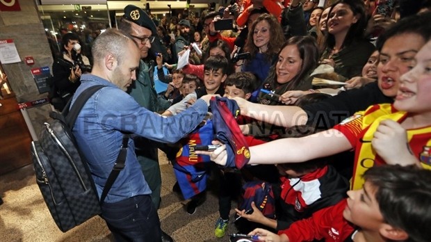 Chùm ảnh: Messi và đồng đội được nghìn người chào đón như anh hùng tại La Coruna  - Bóng Đá