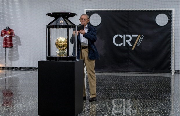 Đầu năm 2017, Ronaldo mang ra sân khoe cả 4 QBV - Bóng Đá