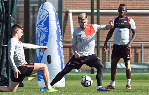 Coutinho khoe 6 múi, Klopp toe toét cười dưới trời nắng nóng - Bóng Đá