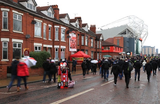 Trước giờ đấu, CĐV Man Utd tụ tập tưởng nhớ 'thảm họa Munich' - Bóng Đá