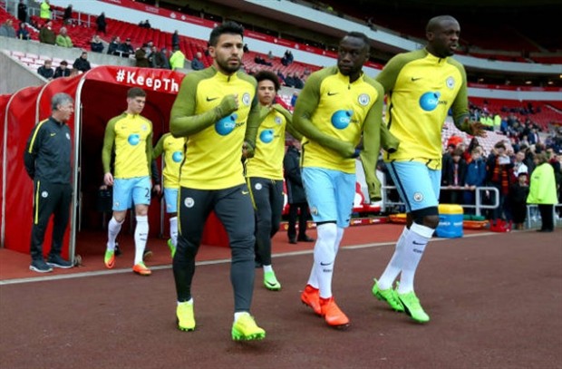 Chùm ảnh: Guardiola đầy căng thẳng khi đặt chân tới sân Ánh Sáng - Bóng Đá