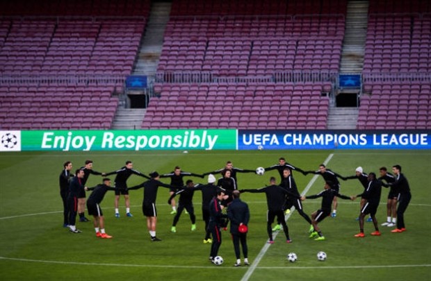 Chùm ảnh: Nối vòng tay lớn, PSG đã sẵn sàng tiễn biệt Barcelona - Bóng Đá