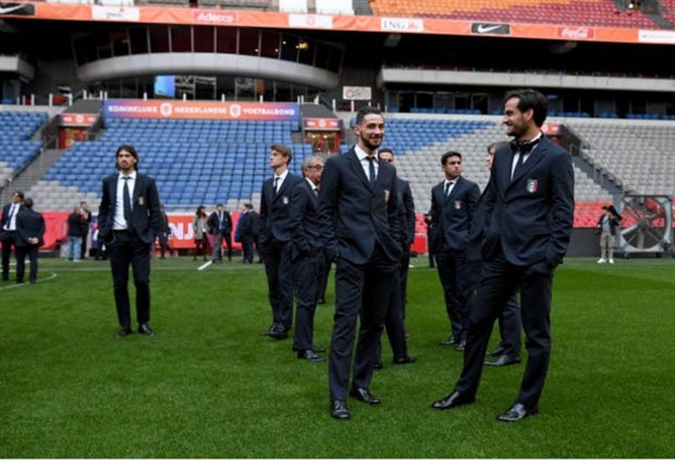 Tuyển Italia diện vest lịch lãm đến tham quan Amsterdam Arena - Bóng Đá