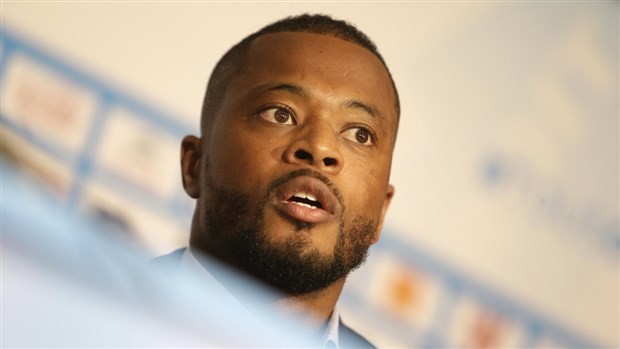 Chùm ảnh: Patrice Evra rạng rỡ ra mắt Marseille - Bóng Đá
