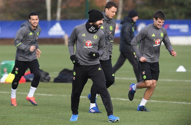 Costa cân cả Terry lẫn Zouma trên sân tập - Bóng Đá