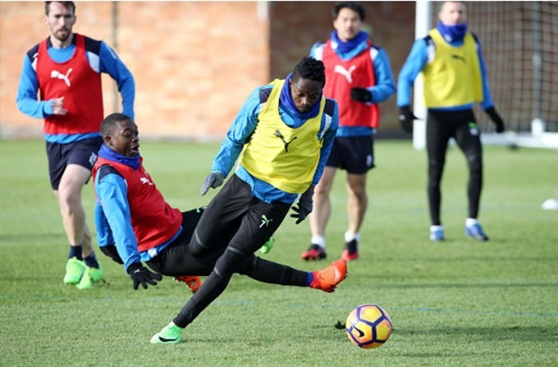 Leicester sắp rơi vào vùng nguy hiểm, Ranieri thất thần trên sân tập - Bóng Đá