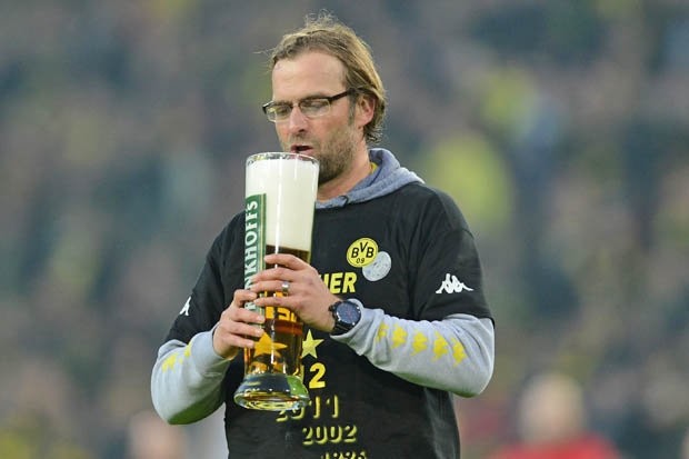 Chùm ảnh: Chia tay bạn bè, Klopp tiếp tục mang bia về nhà - Bóng Đá
