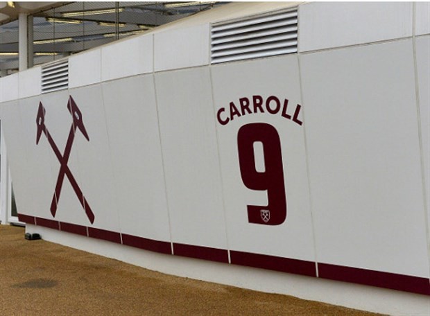 West Ham vinh danh 'siêu phẩm' Andy Carroll ngay bên ngoài SVĐ - Bóng Đá
