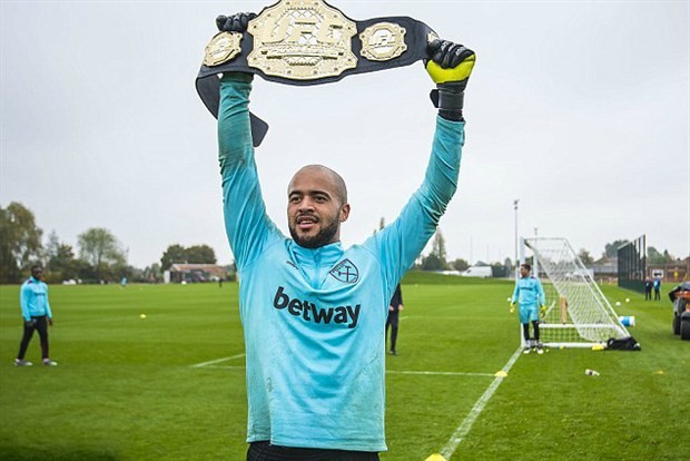 Chùm ảnh: Nhà vô địch UFC tấn công sao West Ham trên sân tập - Bóng Đá