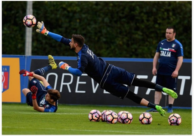Vắng Buffon, Donnarumma và Meret thay nhau ghi điểm - Bóng Đá