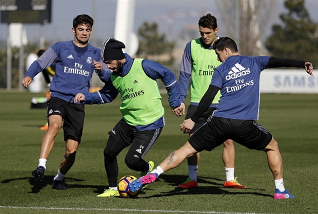 Ronaldo và Bale chia phe đối đầu trên sân tập của Real  - Bóng Đá