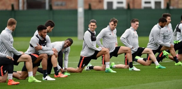 Học trò chăm chỉ tập luyện, Klopp lủi thủi đánh tennis một mình - Bóng Đá
