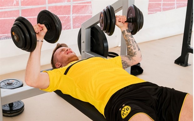 'Soái ca' Reus một mình nhăn nhó trong phòng tập của Dortmund - Bóng Đá