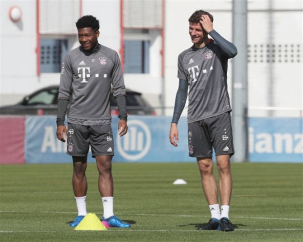 Ancelotti tận tình chăm sóc Lahm trên sân tập - Bóng Đá