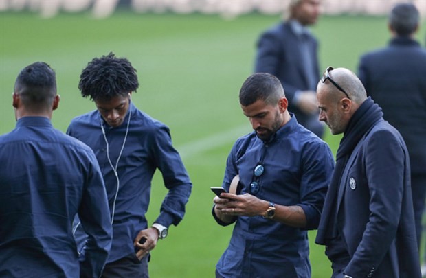 Dàn sao Juventus lịch lãm tham quan Dragao trước giờ chiến - Bóng Đá
