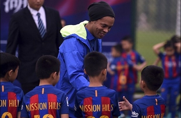 Chùm ảnh: Ronaldinho phờ phạt cả người khi tham gia lễ hội tại quê nhà - Bóng Đá