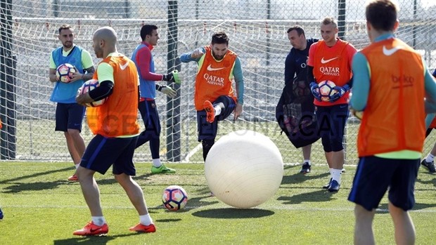 Messi phấn khích bên cạnh quả bóng khổng lồ  - Bóng Đá