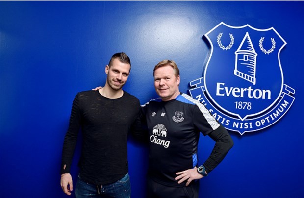 Chùm ảnh: Schneiderlin rạng ngời khoe màu áo mới - Bóng Đá