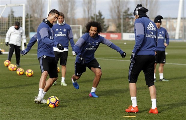 Ronaldo chăm chỉ tập luyện để giải hạn đầu năm 2017 - Bóng Đá