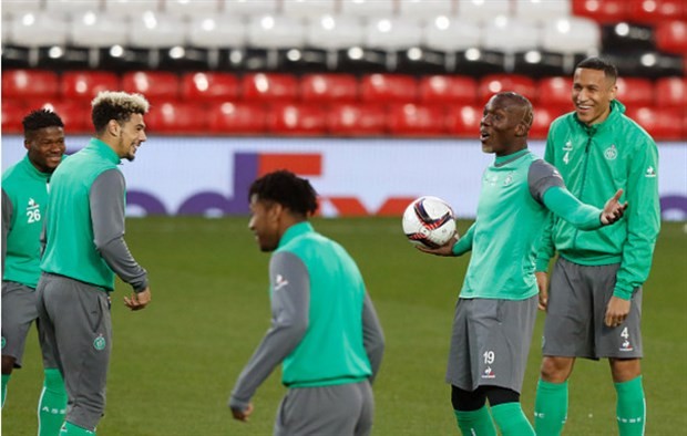 Chùm ảnh: Anh trai của Pogba phấn khích khi đặt chân tới Old Trafford - Bóng Đá