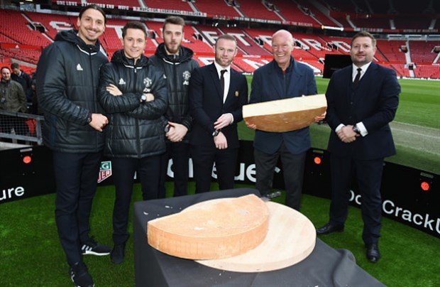 Mourinho mặt 'chù ụ' nhìn học trò quảng bá đồng hồ - Bóng Đá