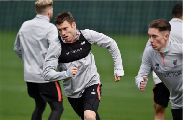 Chùm ảnh: Đối thủ gặp chuyện, Klopp tươi rói quan sát Liverpool tập luyện - Bóng Đá