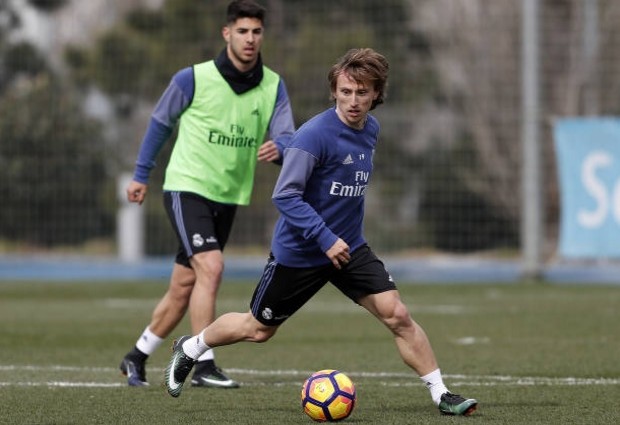 Ronaldo buồn bã nhìn Bale chơi đùa cùng các đồng đội - Bóng Đá