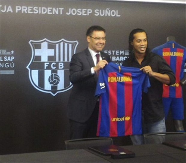 Chùm ảnh: Ronaldinho CHÍNH THỨC khoác lại chiếc áo của Barcelona - Bóng Đá