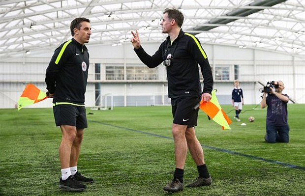 Carragher và Neville thở hổn hển khi tập làm trọng tài - Bóng Đá