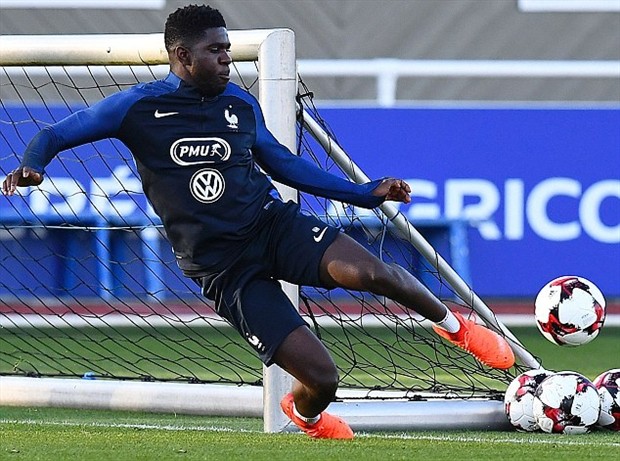 Đồng đội căng sức tập luyện, Griezmann vô tư tạo dáng chụp ảnh - Bóng Đá